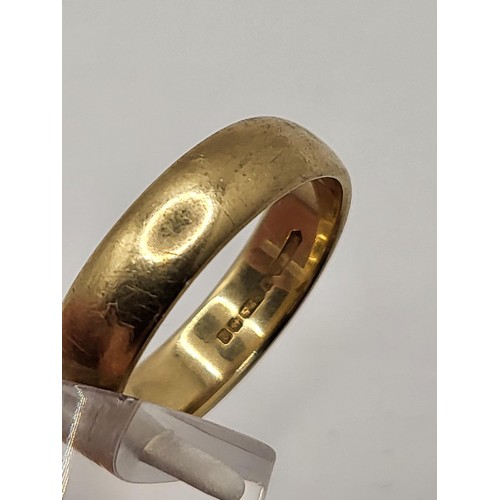 71 - 9ct Gold Gent's Wedding Band Size V Weighs 5.7g