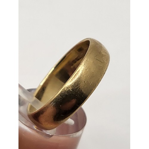 71 - 9ct Gold Gent's Wedding Band Size V Weighs 5.7g