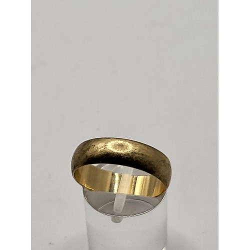 72 - 9ct Gold Wedding Band Weighs 3.4g Ring Size Q