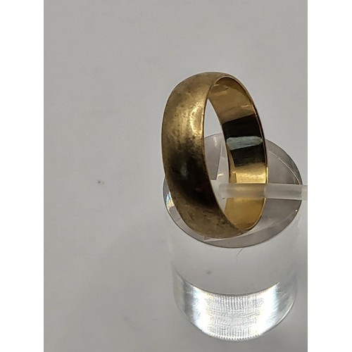 72 - 9ct Gold Wedding Band Weighs 3.4g Ring Size Q