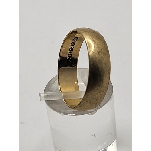 72 - 9ct Gold Wedding Band Weighs 3.4g Ring Size Q