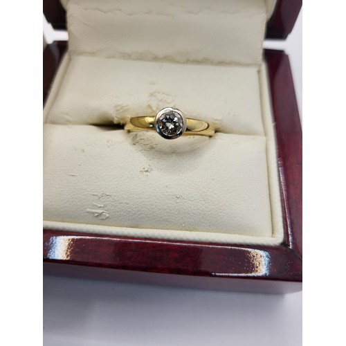 85 - 18ct Gold Diamond Ring Size O Weighs 4g Diamond Size 0.25 Item is in Lovely Condition