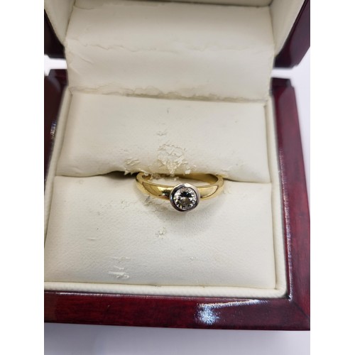 85 - 18ct Gold Diamond Ring Size O Weighs 4g Diamond Size 0.25 Item is in Lovely Condition