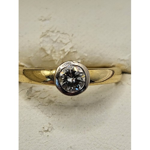 85 - 18ct Gold Diamond Ring Size O Weighs 4g Diamond Size 0.25 Item is in Lovely Condition