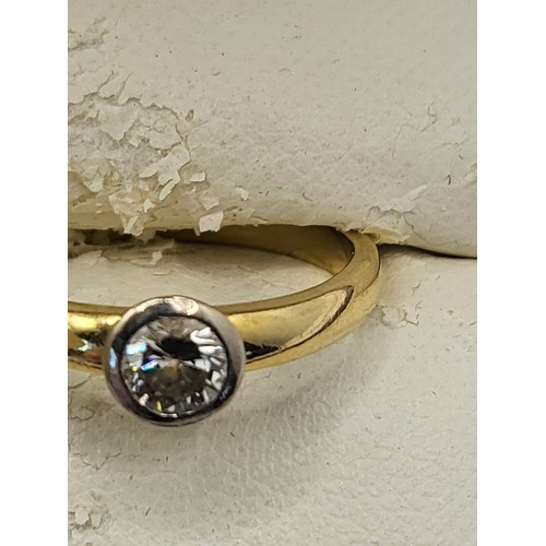 85 - 18ct Gold Diamond Ring Size O Weighs 4g Diamond Size 0.25 Item is in Lovely Condition