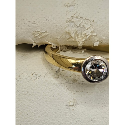 85 - 18ct Gold Diamond Ring Size O Weighs 4g Diamond Size 0.25 Item is in Lovely Condition