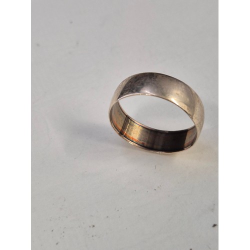 40 - Gents Large Wedding Band Weighs 4.2g Ring Size Y Fully Hallmarked