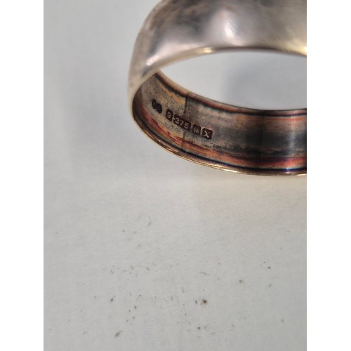 40 - Gents Large Wedding Band Weighs 4.2g Ring Size Y Fully Hallmarked