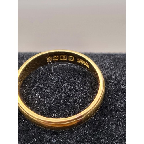 5A - 18ct Gold Wedding Band Weighs 2.9g Ring Size K 