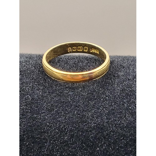 5A - 18ct Gold Wedding Band Weighs 2.9g Ring Size K 