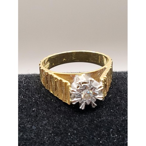 5C - 18ct Gold & Diamond Ring Weighs 4.8g Ring Size K Fully Hallmarked Nice Condition 