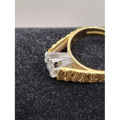 5C - 18ct Gold & Diamond Ring Weighs 4.8g Ring Size K Fully Hallmarked Nice Condition 