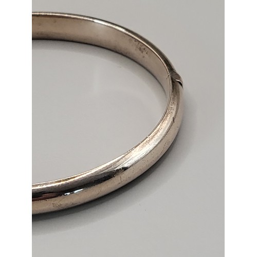 8 - 9ct Gold Bangle Measures 6cm Across Widest Part & 5cm at Shortest Part Weighs 9g Stamped 9ct Has... 