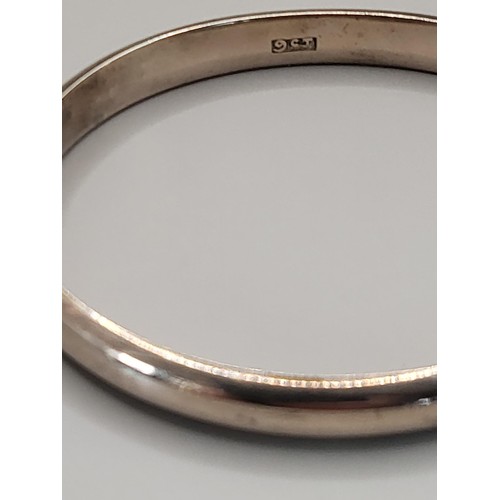 8 - 9ct Gold Bangle Measures 6cm Across Widest Part & 5cm at Shortest Part Weighs 9g Stamped 9ct Has... 