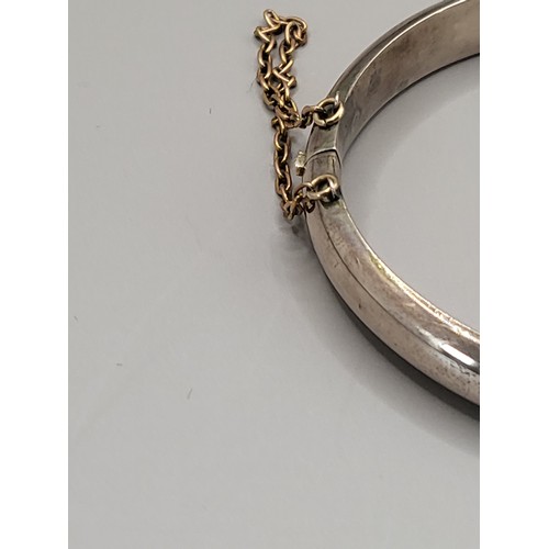 8 - 9ct Gold Bangle Measures 6cm Across Widest Part & 5cm at Shortest Part Weighs 9g Stamped 9ct Has... 