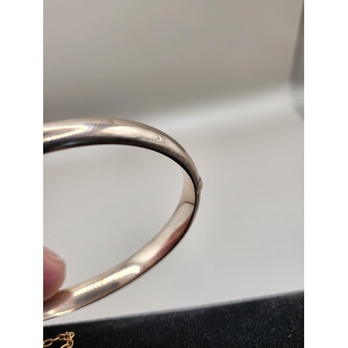 8 - 9ct Gold Bangle Measures 6cm Across Widest Part & 5cm at Shortest Part Weighs 9g Stamped 9ct Has... 