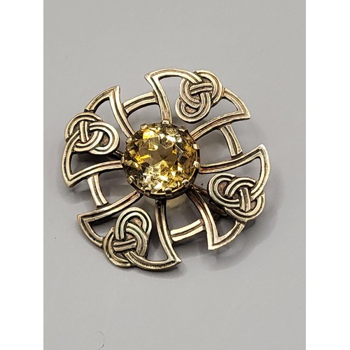 10 - 9ct Gold Scottish Loop Knot Brooch with Citrine Centre Stone Fully Hallmarked Although Makers Mark i... 