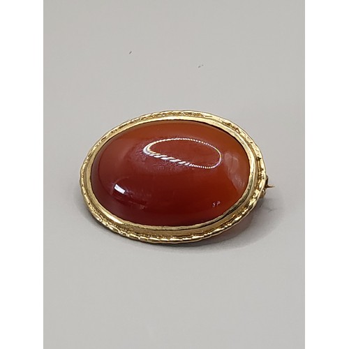 17 - 9ct Gold & Carnelian Brooch Fully Hallmarked Weighs 5.9g Measures 3cm Long by 2cm Across The Wei... 