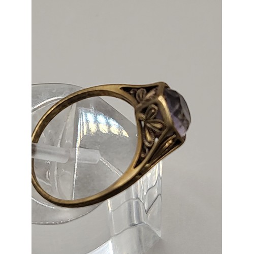 39 - 14ct Gold Gemstone Ring Weighs 2.1g The Item is Ring Size M 