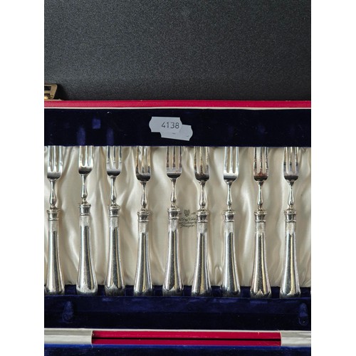 104 - Set of Twelve EPNS Knives & Forks in Case