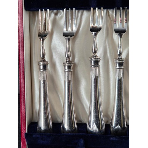 104 - Set of Twelve EPNS Knives & Forks in Case