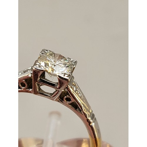 85 - 10ct Gold & Platinum Solitaire Diamond Ring in Great Condition Weight 3.4g Diamond Size 0.50 &am... 