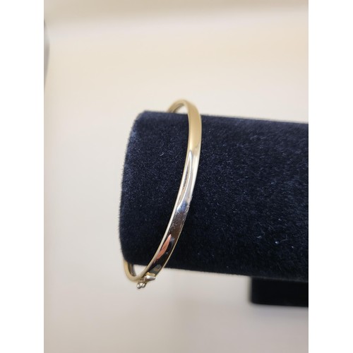 11 - 9ct Gold Bangle in Good Condition Fully Hallmarked Weighs 5.3g