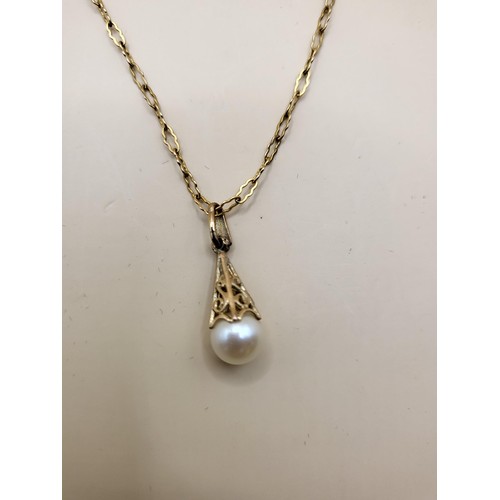 28 - 9ct Gold Pearl Pendant on 9ct Gold Chain Unsure if Clasp on Chain Has Been Replaced And Isn't Gold W... 