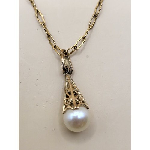 28 - 9ct Gold Pearl Pendant on 9ct Gold Chain Unsure if Clasp on Chain Has Been Replaced And Isn't Gold W... 