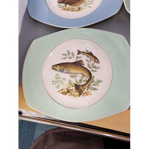 258 - Scandinavian Figgjo Serving Fish Platter & Six Fish Plates Length 33cm & 27cm