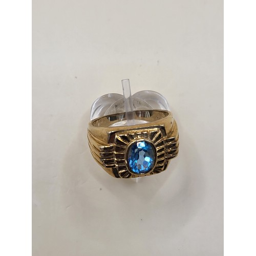 4 - 9ct Gold & Blue Topaz Ring Size S Weighs 8.1g Fully Hallmarked Nice Condition&nbsp;