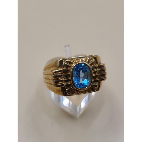 4 - 9ct Gold & Blue Topaz Ring Size S Weighs 8.1g Fully Hallmarked Nice Condition&nbsp;