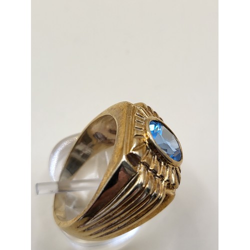 4 - 9ct Gold & Blue Topaz Ring Size S Weighs 8.1g Fully Hallmarked Nice Condition&nbsp;
