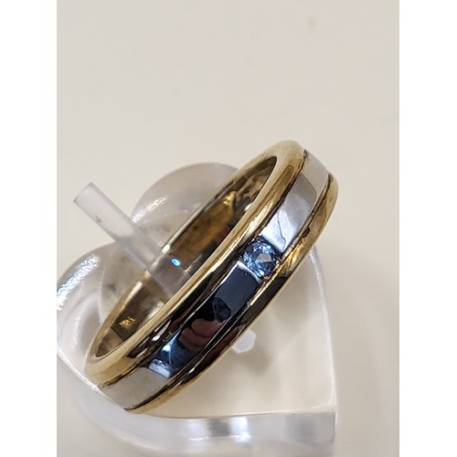 7 - 9ct Gold Gent's Band Ring with Small Green Gemstone Size T Weighs 5.7g Fully Hallmarked&nbsp;