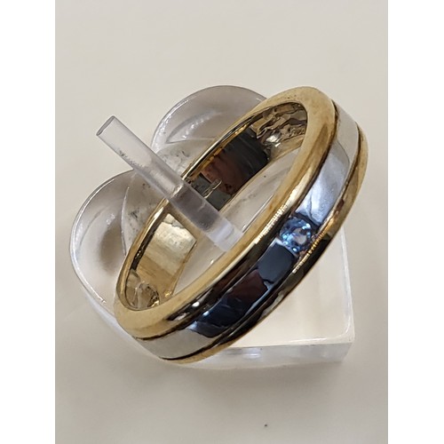 7 - 9ct Gold Gent's Band Ring with Small Green Gemstone Size T Weighs 5.7g Fully Hallmarked&nbsp;