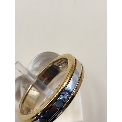 7 - 9ct Gold Gent's Band Ring with Small Green Gemstone Size T Weighs 5.7g Fully Hallmarked&nbsp;