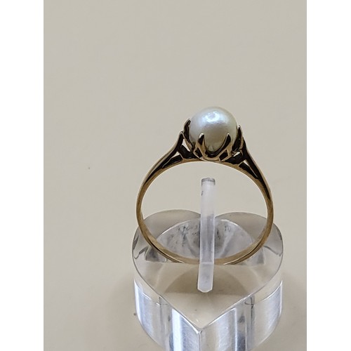 33 - 9ct Gold & Pearl Ring Size O Hallmarks Worn But Can See They Are There Weighs 1.9g&nbsp;