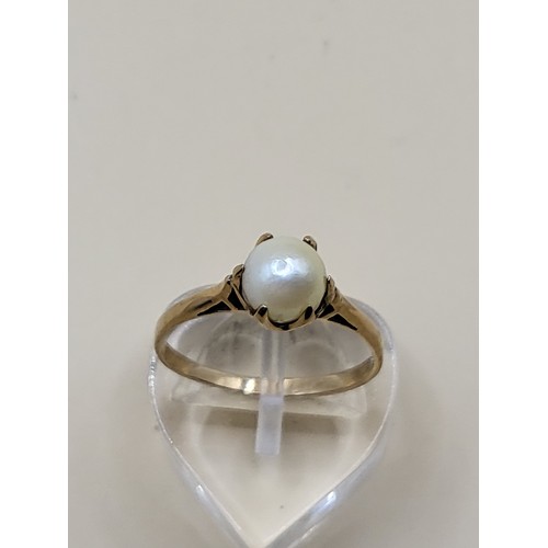 33 - 9ct Gold & Pearl Ring Size O Hallmarks Worn But Can See They Are There Weighs 1.9g&nbsp;