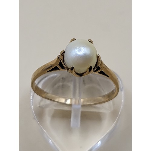 33 - 9ct Gold & Pearl Ring Size O Hallmarks Worn But Can See They Are There Weighs 1.9g&nbsp;