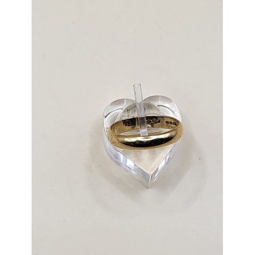 52 - 18ct Gold Wedding Band Size O Weighs 3.8g Fully Hallmarked&nbsp;