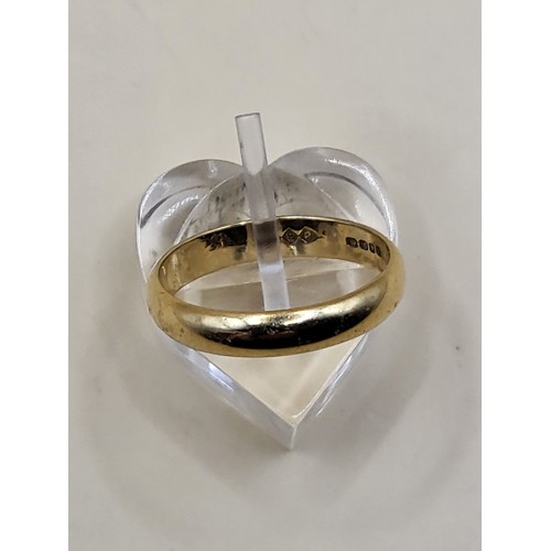 52 - 18ct Gold Wedding Band Size O Weighs 3.8g Fully Hallmarked&nbsp;