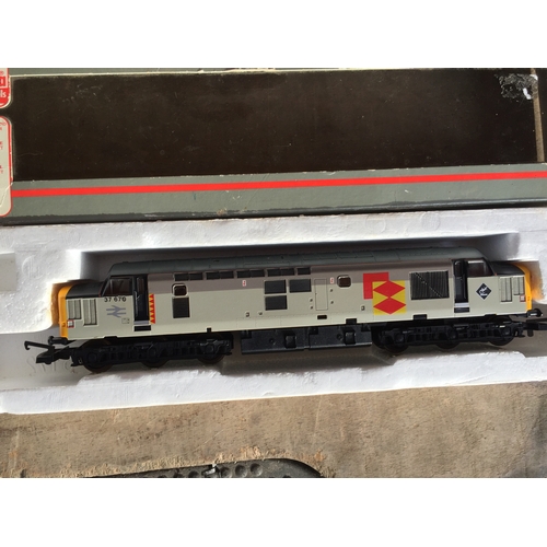 120 - LIMA OO GAUGE RAILFREIGHT CLASS 37 DIESEL LOCO 37670 EXCELLENT BOXED