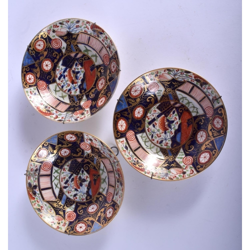 109 - THREE EARLY 19TH CENTURY DERBY IMARI SAUCERS. 12.5 cm diameter. (3)