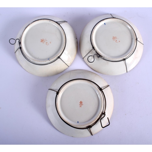 109 - THREE EARLY 19TH CENTURY DERBY IMARI SAUCERS. 12.5 cm diameter. (3)
