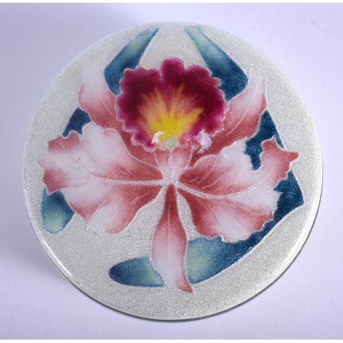 1226 - A JAPANESE TAISHO PERIOD CLOISONNE ENAMEL BOX AND COVER Ando Company, decorated with flowers. 8 cm d... 