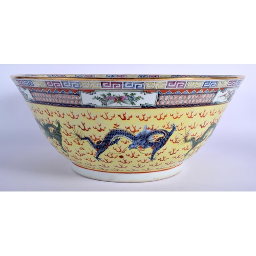 1290 - A LARGE EARLY 20TH CENTURY CHINESE FAMILLE JAUNE BOWL Qing/Republic, painted with dragons amongst cl... 