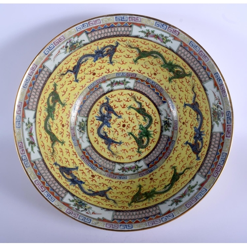1290 - A LARGE EARLY 20TH CENTURY CHINESE FAMILLE JAUNE BOWL Qing/Republic, painted with dragons amongst cl... 