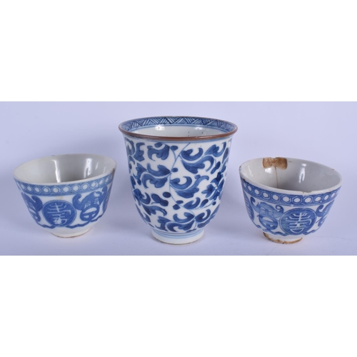 1300 - A 17TH/18TH CENTURY CHINESE BLUE AND WHITE BEAKER Kangxi/Yongzheng, together with two teabowls. Larg... 