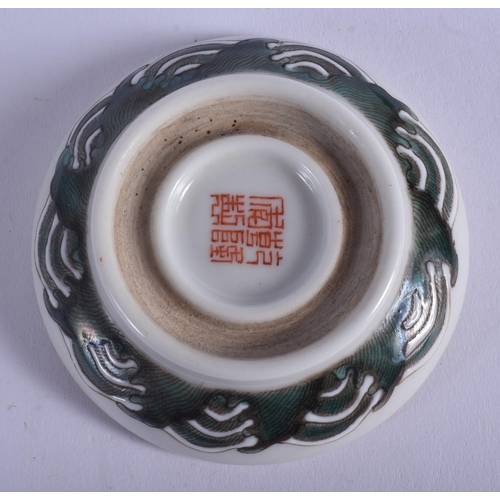 1309 - AN EARLY 20TH CENTURY CHINESE PORCELAIN BOX AND COVER Late Qing, painted with dragons. 6.5 cm diamet... 