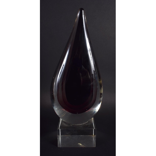 6 - A RETRO 1960S ITLALIAN MURANO GLASS SCULPTURE upon a square form base. 28 cm high.